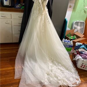 Elegant Lace Wedding Gown